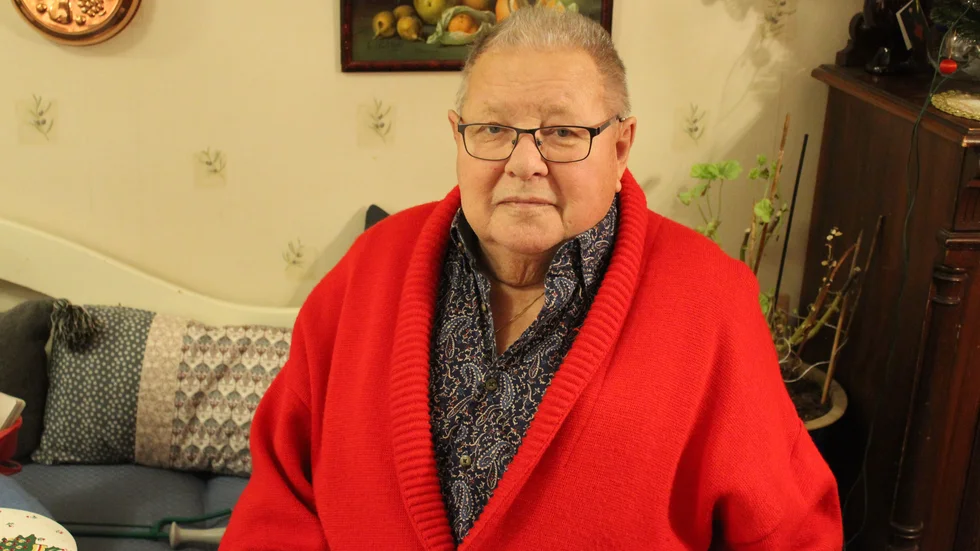 Lasse Eriksson har säkert målat 1000 tavlor i sina dagar. Alla är sålda utom två som hänger hemma hos Lasse och hustrun Irene på Högby i Finspång.