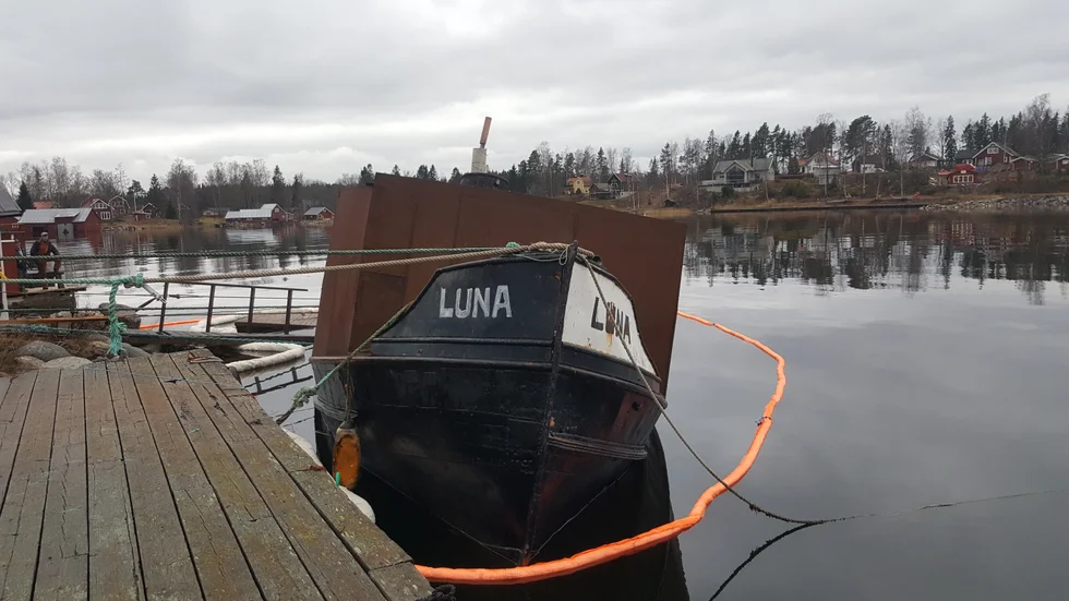 Kustbevakningen genomför en miljöräddningsinsats efter den båt som läckt ut olja i Fagerviken. Myndigheterna vill att ägaren bogserar båten så snart det går.
