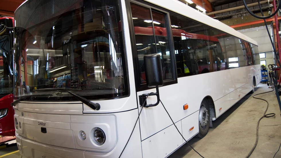 Elavbrott för LLT? Mycket tid inomhus har det blivit för elbussarna. Nu överväger Luleå kommun att bryta avtalet som bland annat är skrivet med det finska företaget Linkker.
