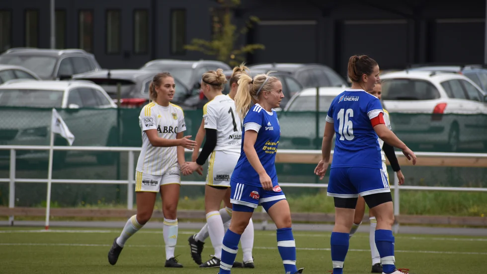 Vimmerby B firar här ett av Alice Fröjds två mål i matchen. 