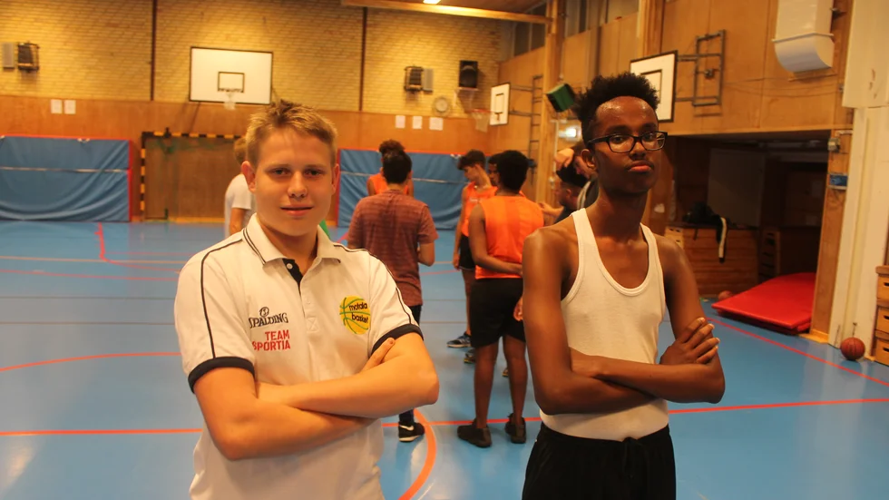 Motala basket, här Henrik Wahlstrand Hyvönen till vänster i samband med en pojklagsträning i Skolgårdahallen, har fart i verksamheten just nu. Men det finns utmaningar.
