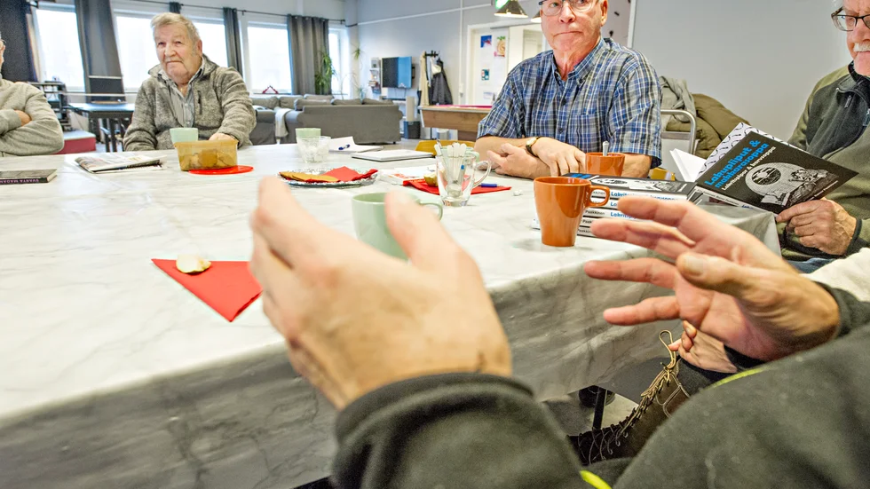 Gubbklubben bestående av Sverigefinländare i Oxelösund har bidragit med sina berättelser till barnboken Lakritspipor och korvsoppa som nyligen getts ut.