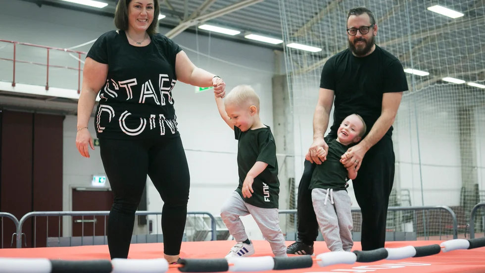 Sofia Gustavsson med familjen , Svante, 2år, Rickard och Olle, 3år. 
"Det är jättekul att få pröva olika sporter".