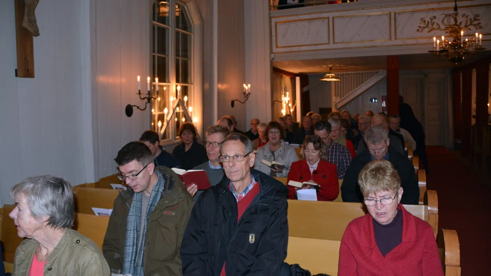 Julens budskap firas in i kyrkorna med midnattsmässor, julottor och julspel.