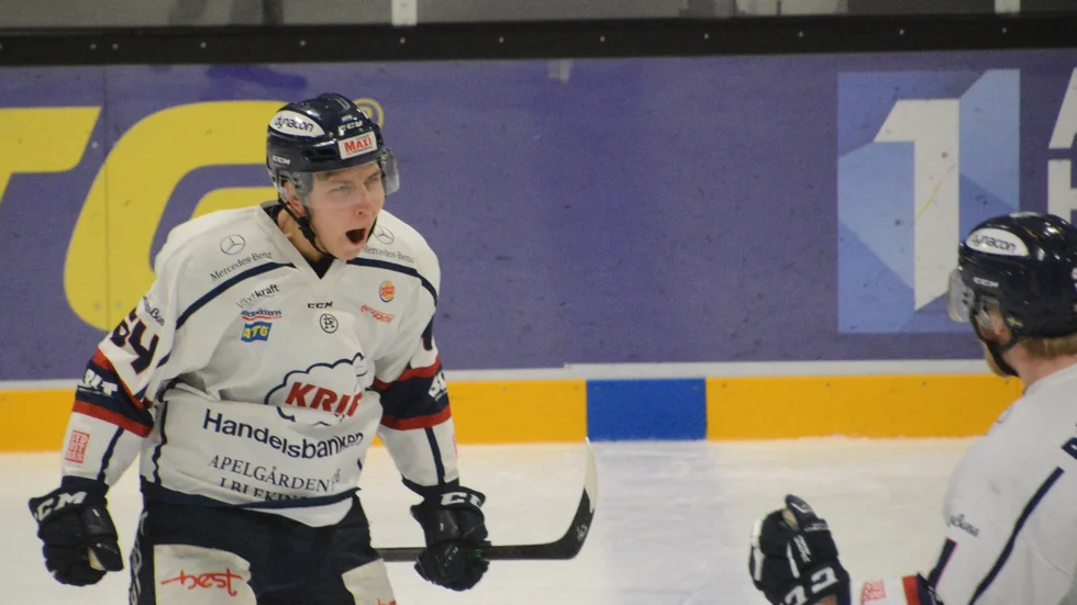 Oscar Lindgren firar efter att ha satt dit avgörandet, 4-3 i matchens 91:a minut. 