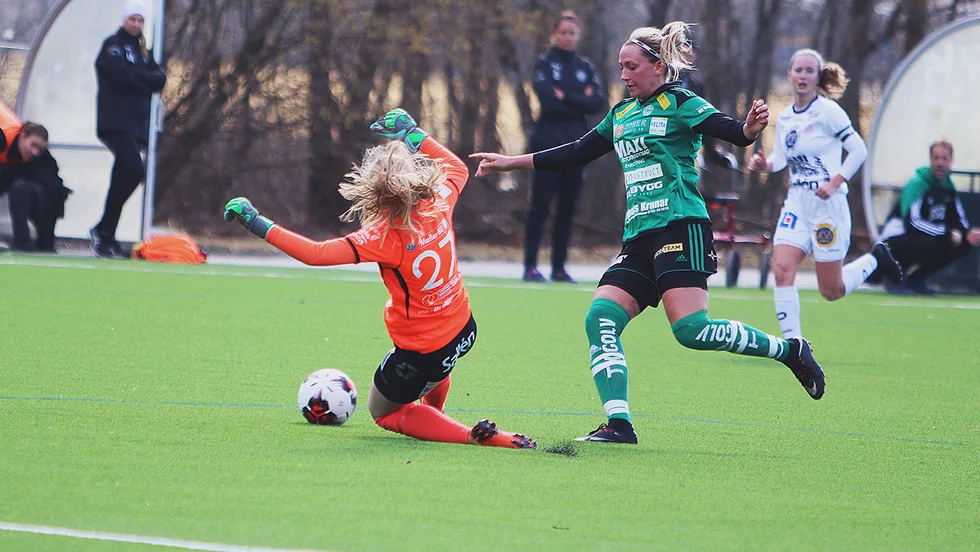 Rebecca Sandbring och ESK föll i sin första träningsmatch.
