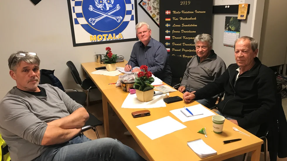 Thomas Wahlström, längst bort i denna arkivbild från i höstas, valdes på måndagskvällen till ny ordförande i Piraterna. Yngve Rylander, längst till vänster, avgick ur styrelsen.