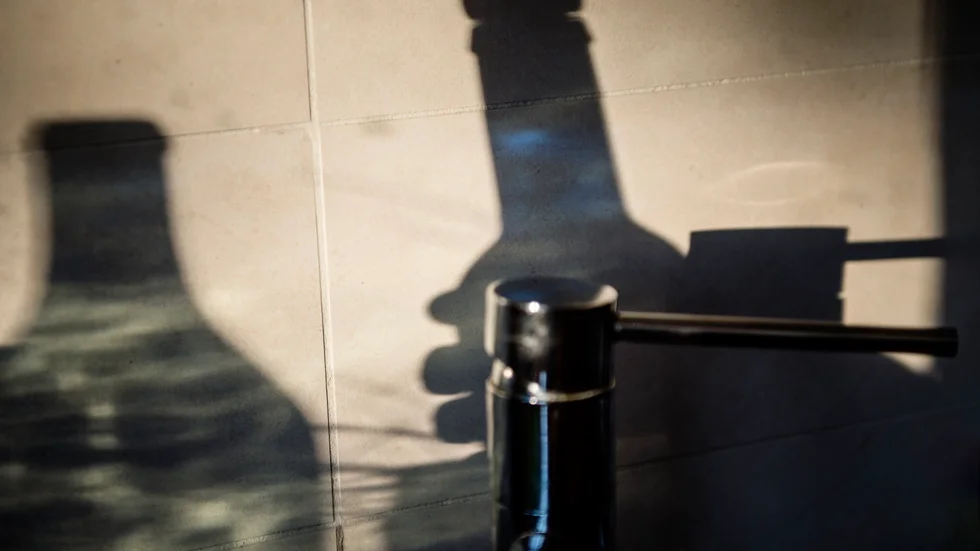 Bland annat har mannen skaffat alkohol åt flickorna. 