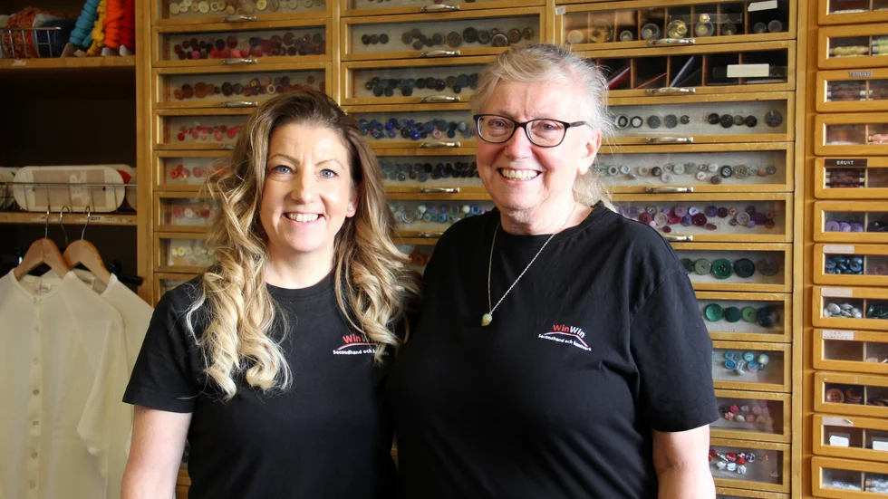 Therese Hedberg och Marie Lundin är handledare på Win win i Heby. Nu ska secondhandaffären ta över lagret från sybehörsbutiken som ligger vägg i vägg och som öppnades första gången 1906.