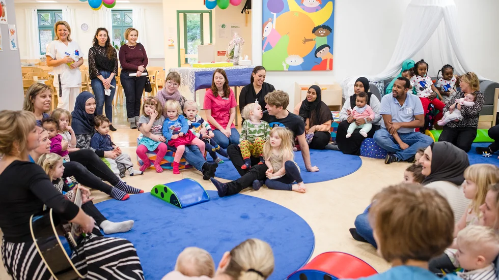 Familjecentralen i Nävertorp har blivit en populär mötesplats för föräldrar och barn. Förskolläraren Ellinor Linder ledde sångstunden vid jubileumsfikat som bestod av tårta, glass och ballongutdelning.