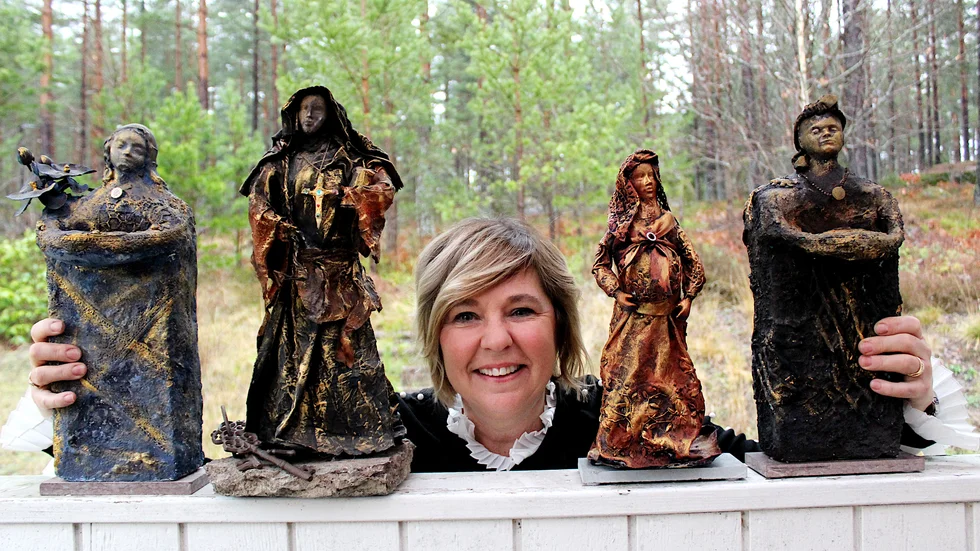 Louise har ett starkt miljöengagemang. Av sådant andra kastar, som textilier, krimskrams och ren bråte, tillverkar hon "skräpkonst", ofta med en tung sten inblandad också.