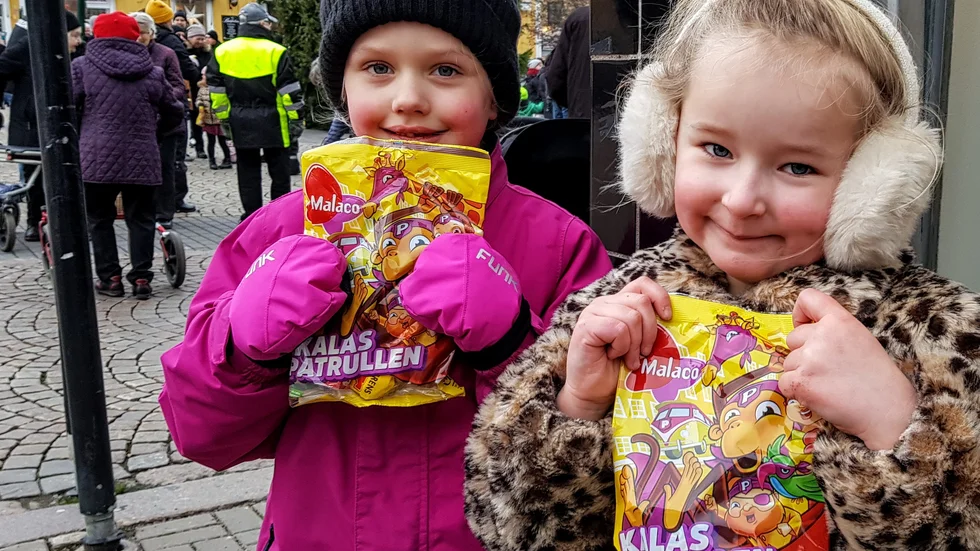 Kompisarna Signe Jahr och Estelle Svensson, båda 5 år, blev supernöjda med godiset de fick efter julgransdansen.