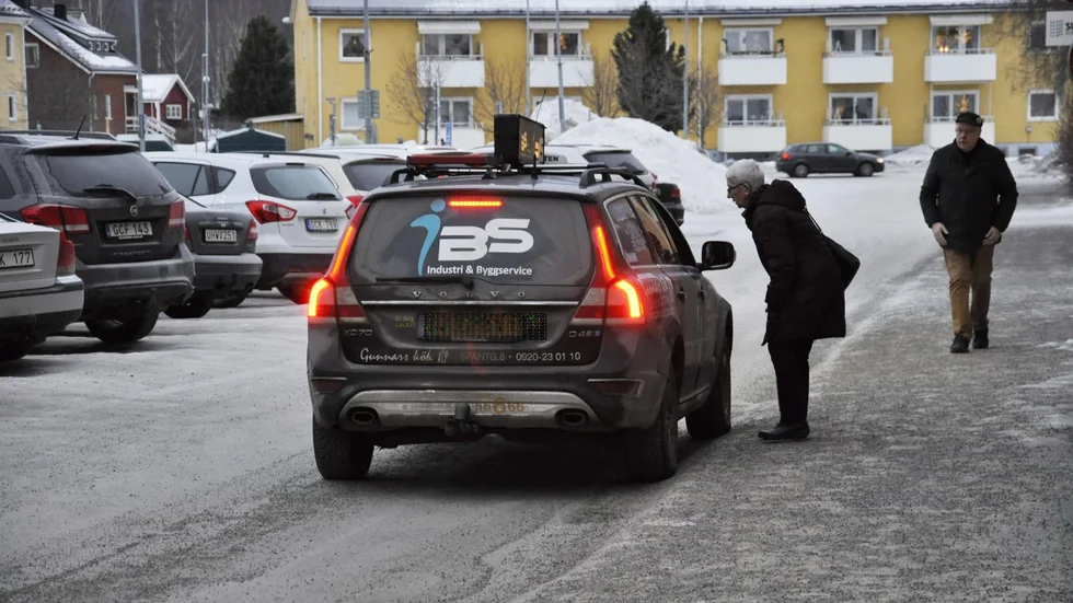 Svea Taxi syntes även i Boden under lördagen.  Kvinnan på bilden har inte beställt taxi. Norr Media såg taxibilen  vid 11-tiden åka runt samma kvarter ett extra varv uppenbarligen på jakt efter rätt adress.