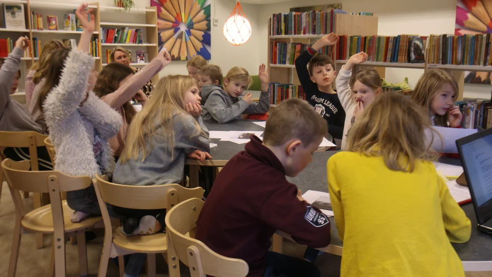 Mariefreds skolas elevråd för årskurserna F–3 började onsdagens möte med en diskussion om planerna för Baderskan 1, som påverkar lekplatsen i Sjöparken. De ska nu ta upp frågan med sina klasskamrater.