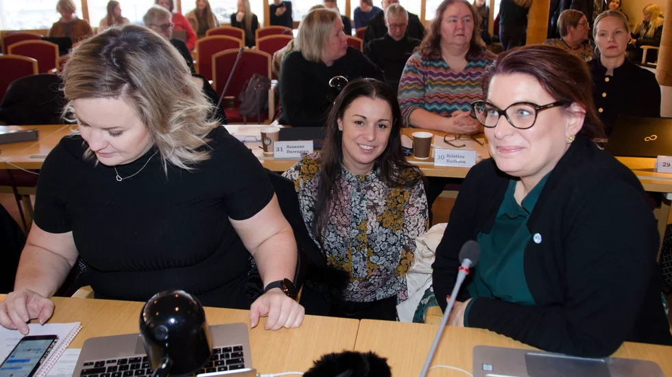 Moderaterna Sandra Bergström, Sara Cave och Linda Frohm på kommunfullmäktiges sammanträde.