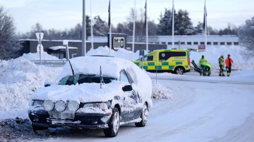 En person fick föras till sjukhus efter en singelolycka i Öjebyn.