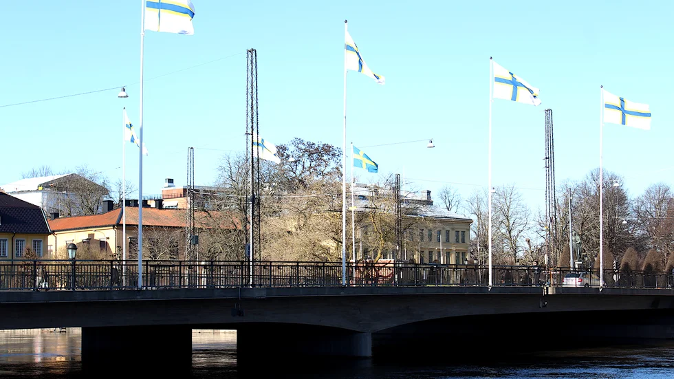 Norrköpings kommun flaggade med sverigefinska flaggor på Saltängsbron på måndagen.