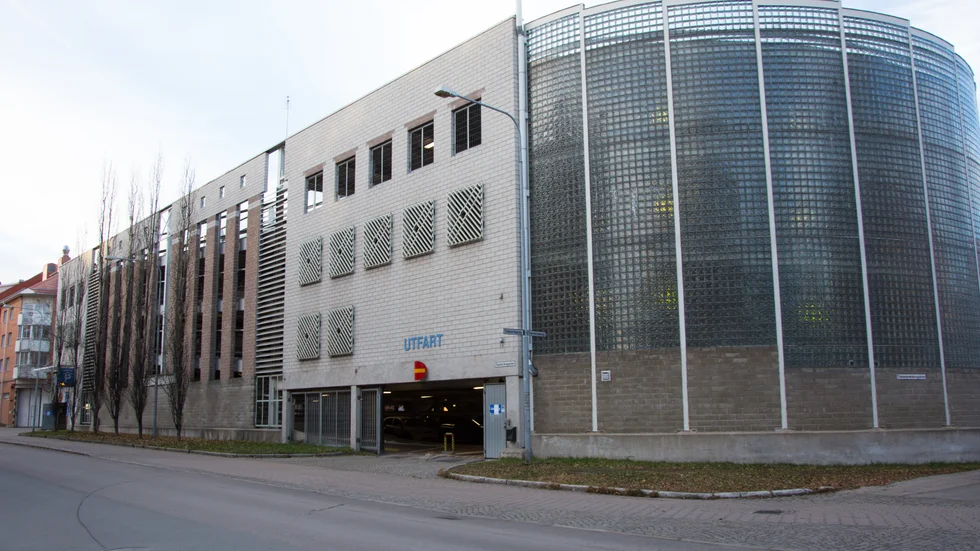 Kommunens p-hus Karpen och i Kulturens hus borde ha öppet dygnet runt. Det föreslår Eric Lundvall (C) i en motion till kommunfullmäktige.
