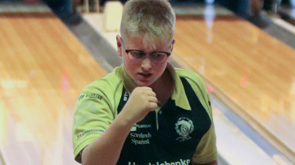 Melker Frisell, en av två KAIK-bowlare över 800 i lördagens match mot Stureby.