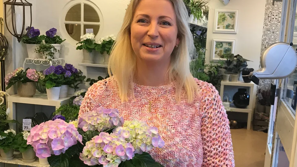 Sara Sjödin har sadlat om vid 43 års ålder. Sedan månadsskiftet driver Fogdöbon anrika Rosenius blommor på Trädgårdsgatan.