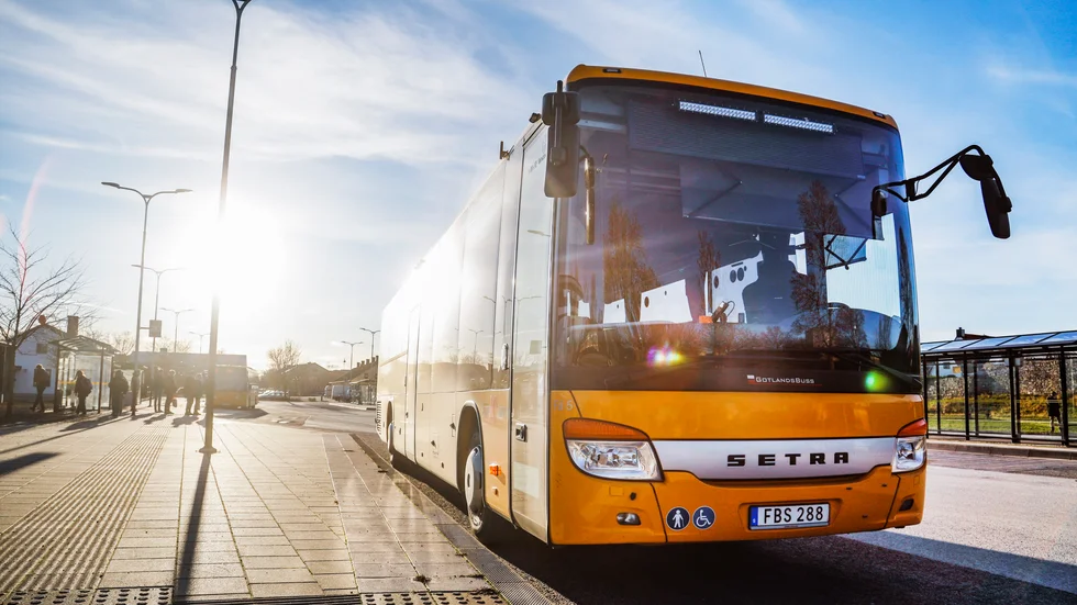 Målet är att det ska bli kortare väntetider på busstationen i VIsby mellan trafiken från landsbygden och stadsbussarna.