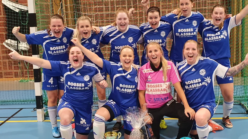 Borensberg/Tjällmos lag jublar efter segern i ÖIK-cupen i futsal i Ödeshög. Anna Samuelsson Selin, målvakten, avgjorde i finalen.