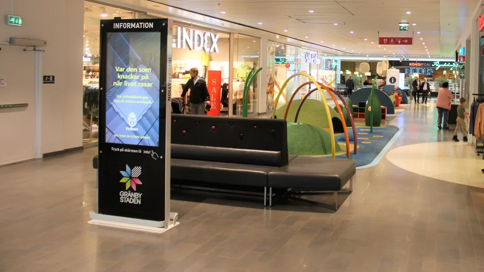 Personal störs av skrikande och springande barn vid lekplatsen i Gränbystadens galleria. Nu öppnar fastighetsägaren för att flytta den.