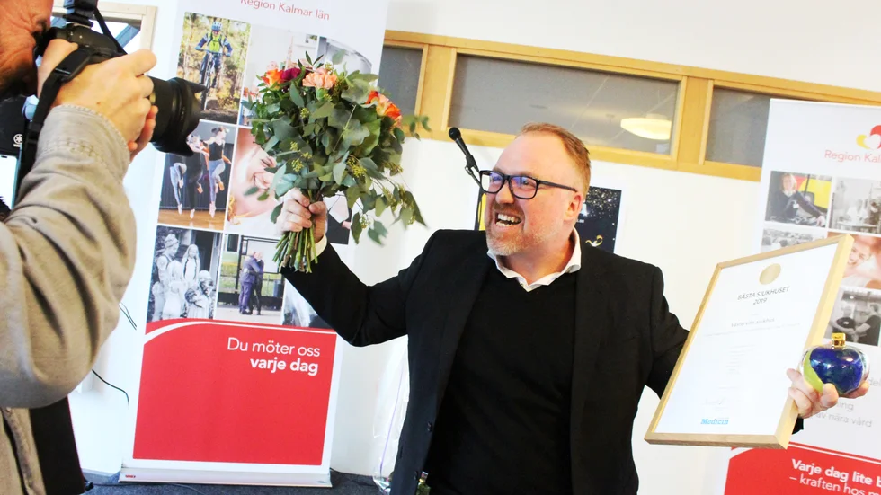 En glad Henrik Holmberg tackade personalen. Han sade bland annat att det är ett lagarbete som lett till framgångarna.