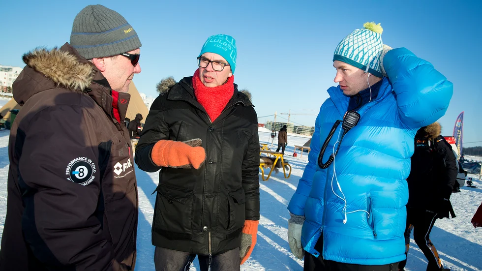 Tidigare kommunalrådet Niklas Nordström (i mitten) välkomnade Bram Smallenbroek (till vänster på bilden) och KPN Grand Prix till Luleå 2017. På bilden syns även köldexperten Anders Linne.
