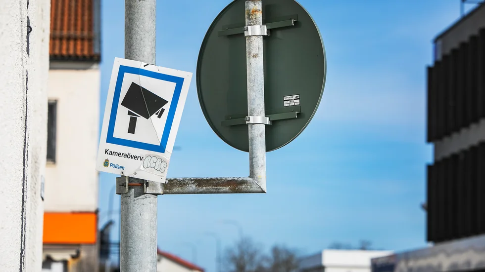 Där brottsligheten är allvarlig behövs mer kamerabevakning, skriver Liberalerna.