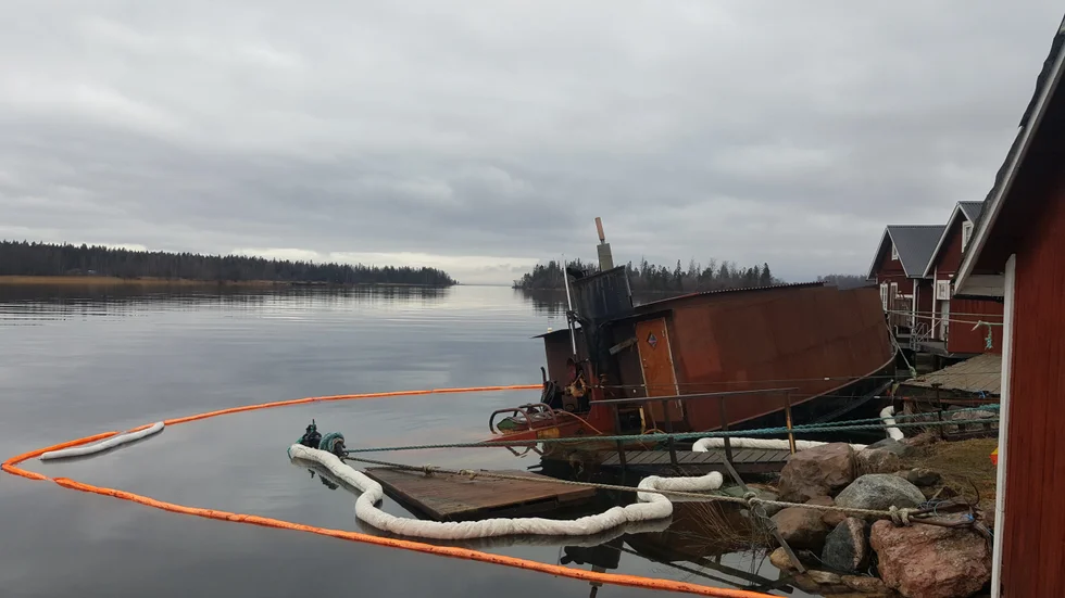 Det är oklart när båten Luna som ligger i hamnen i Fagerviken och tar in vatten kommer att bärgas och länsas. Det höga vattenståndet gör att läget är oklart.