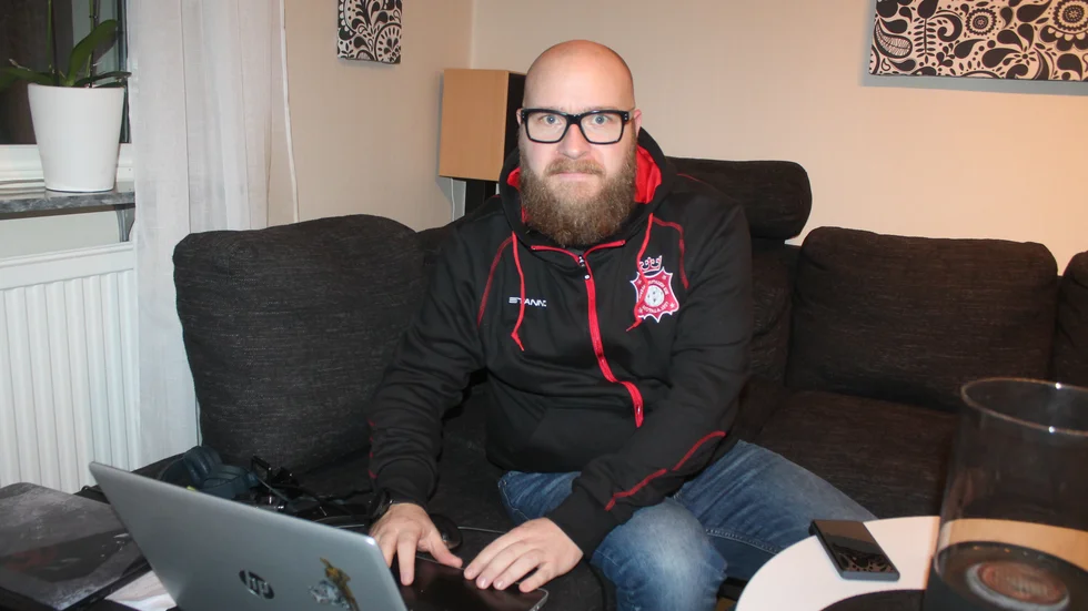 Här hemma i soffan i huset i Brunnsvik, med datorn och vid videokameran, tillbringar Mattias Eriksson mycket tid som målvaktstränare i Solfjäderstaden. Han klipper ihop materialet som laget analyserar. Möt Eriksson i veckans Sportsnack.