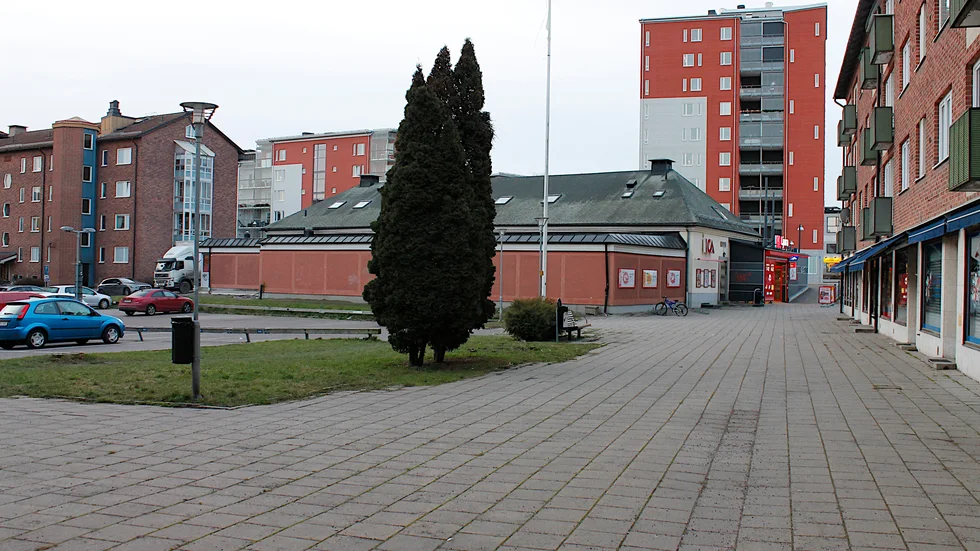 Torget i Ljura, där Subnova vill bygga bostäder, en L-formad byggnad som ramar in  torget.