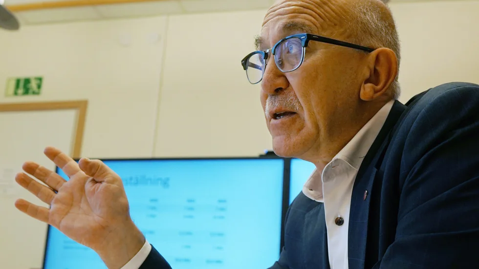 Nu pågår arbetet med att hitta en ersättare till Anders Henriksson (S).
