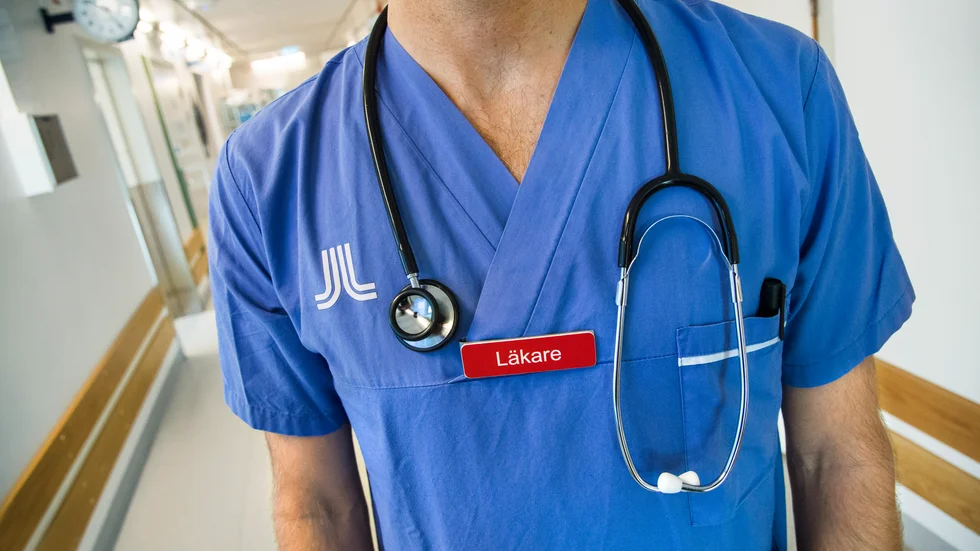 Stora sjukhus i Stockholm  som Karolinska universitetssjukhuset och Södersjukhuset varslar både läkare och sköterskor om uppsägning.
