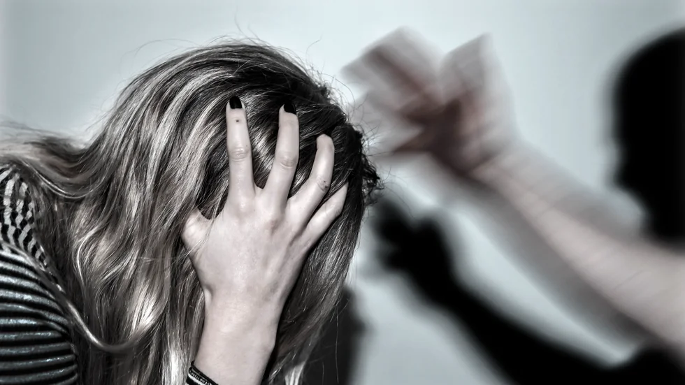 En av tre kvinnor i världen utsätts under sin livstid för fysiskt eller sexuellt våld, skriver representanter för Enköpings Zontaklubb. Bilden är arrangerad.