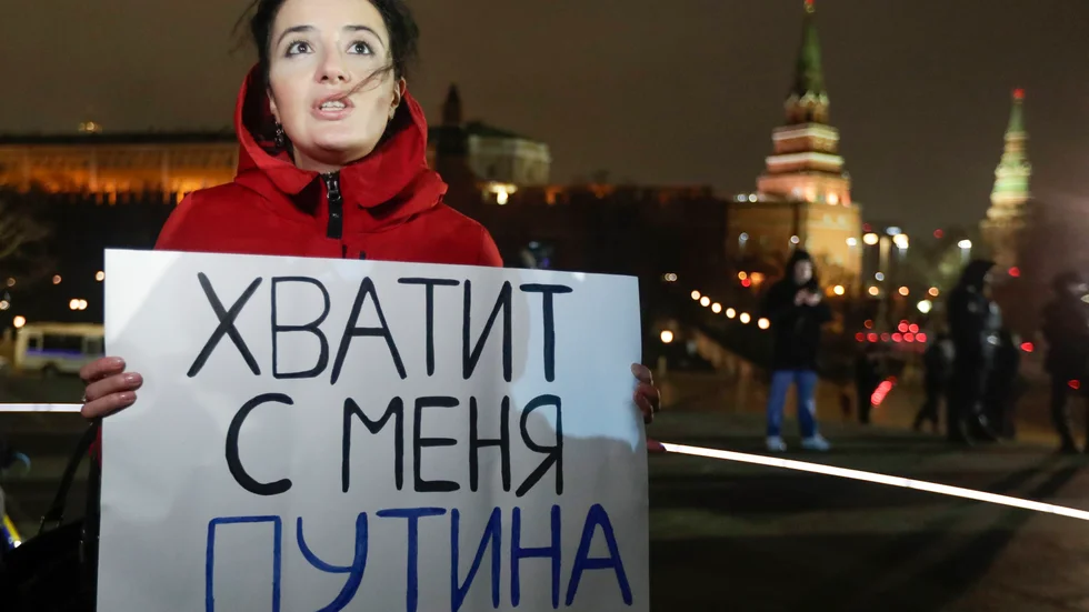 En demonstrant i Moskva håller ett plakat med texten "Nog med Putin för mig". Den konstitutionella reformen duman beslutat om ger Vladimir Putin möjlighet att väljas till president två gånger till.