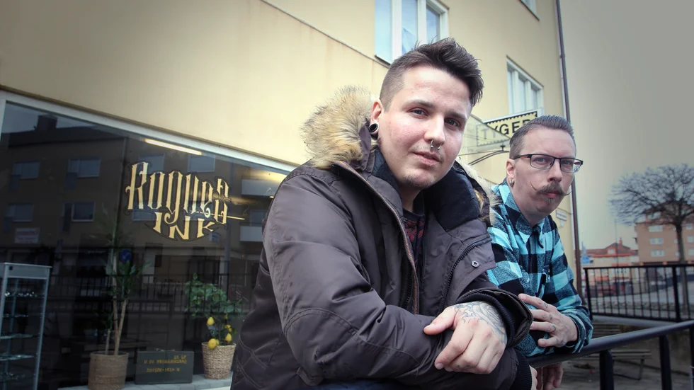Christian Klemettinen och Andreas Alenklev utanför deras nyöppnade tatueringsstudio i Flen. 
