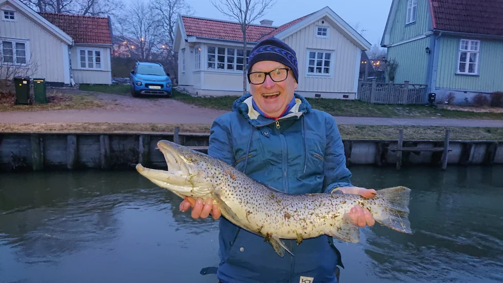 Lennart Nilsson, nybliven Trosabo, fiskade nyligen upp en fyra kilo tung havsöring ur Trosaån och blev så här glad.