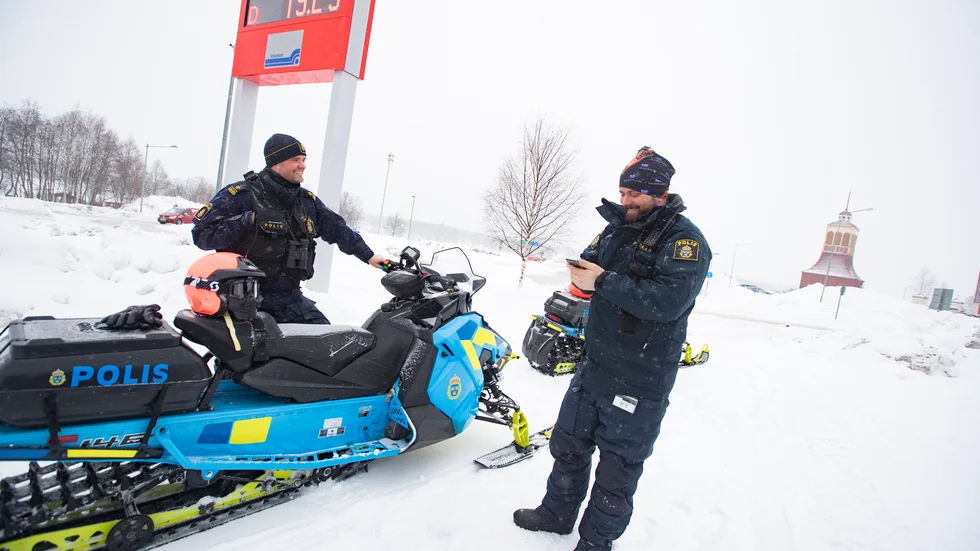 Niklas Berglund och Mats Rönnqvist från Kalix arbetar båda som ordningspoliser i distriktet Östra Norrbotten. De utgick från samhällets centrum för att sedan snöskoterpatrullera i Kalix skärgård.  