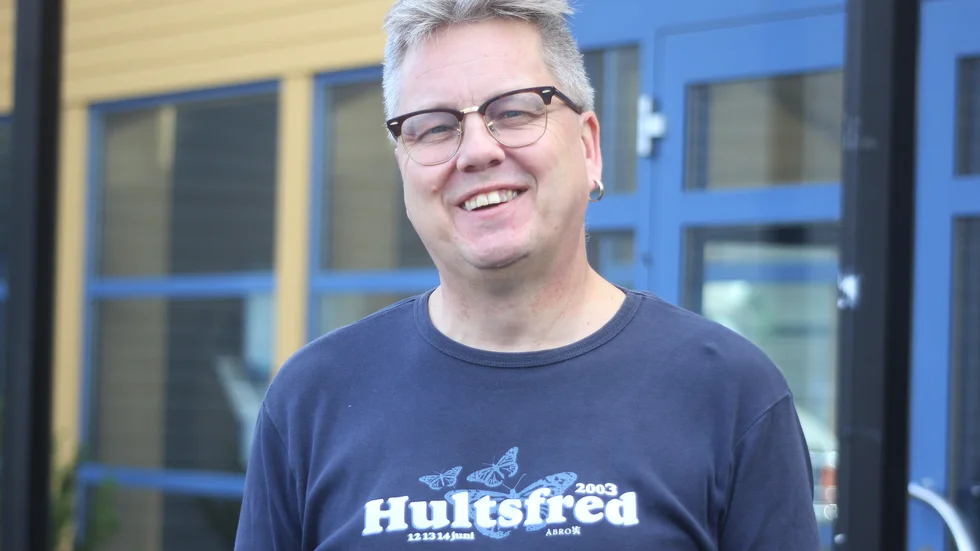 Iklädd festivaltröja från 2003 räknar Putte Svensson Sahlin ner timmarna till att Bestivalen drar igång på Hotell Hulingen. Det är andra året man manifesterar Hultsfredsfestivalen.