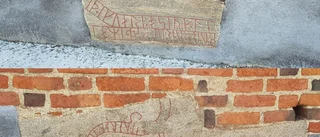 Forskare granskar runstenar i domkyrkan