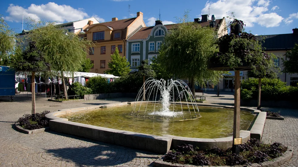 Kommunen vill bygga ett hus vid norra änden av torget i Katrineholm, som kallas ”Klädd till fest”. Fest för vem? undrar Urban Lundin som ogillar planerna.