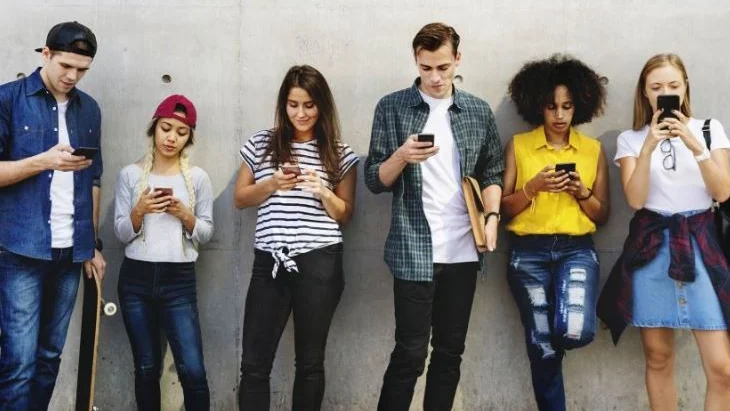 Personer i generation Z är för det mesta uppkopplade trådlöst mot internet och sociala medier.