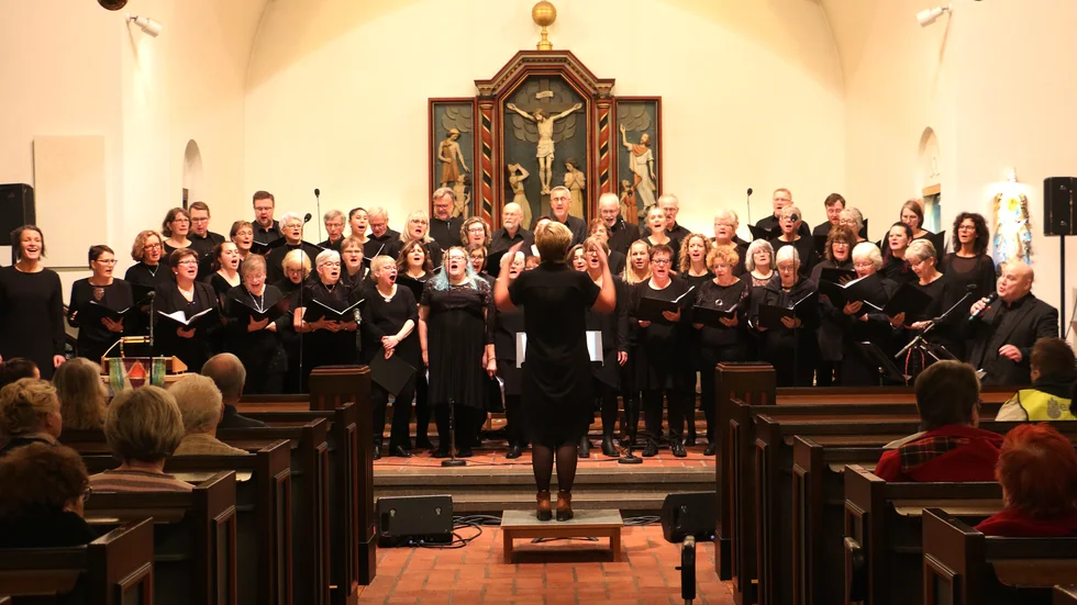 Två körer, två kyrkor, två konserter. Det blir helt enkelt dubbelt så bra. Kyrkokörerna i Hultsfred och Virserum slog sig ihop för att göra två Fredskonserter så här i anslutning till FN-dagen.