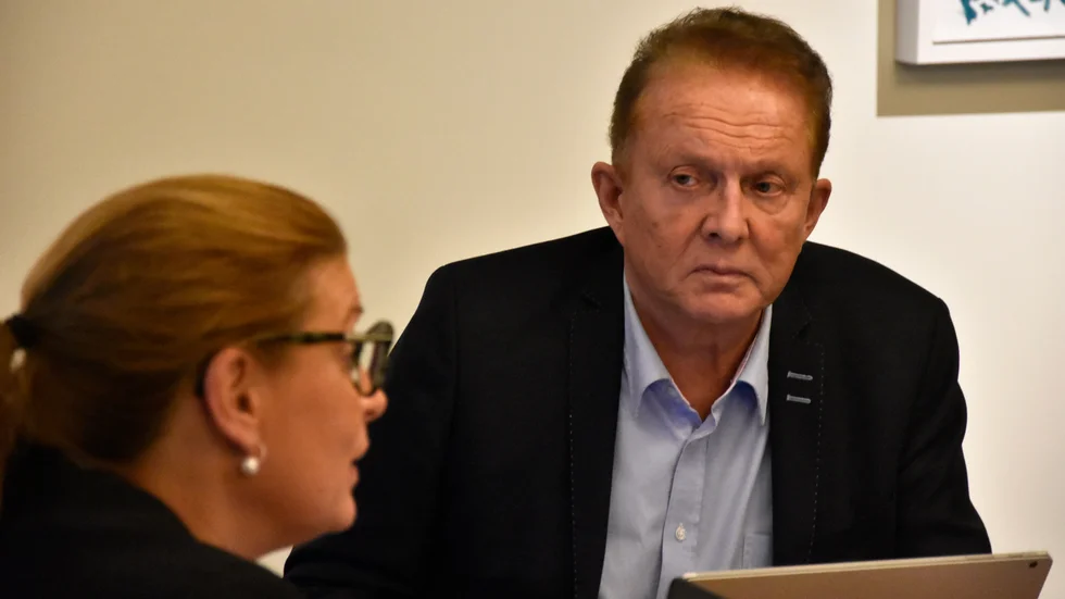 Kenneth Backgård (SJVP) vill höja milersättningen för sjukresor. "Den låga ersättningen gör att många väljer taxi istället", säger han.