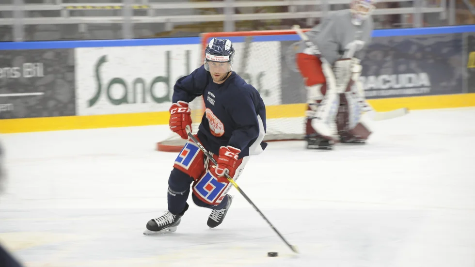 Brandon Burlon får byta träningströja mot matchtröja ikväll när VIK tar emot Mora.