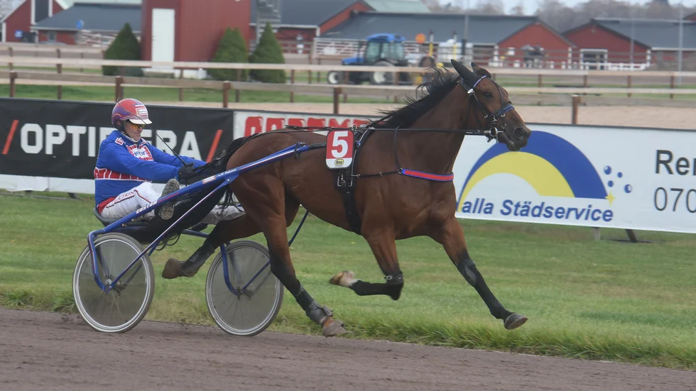 Fredric Palema och Mikael J Andersson  på väg mot mål.