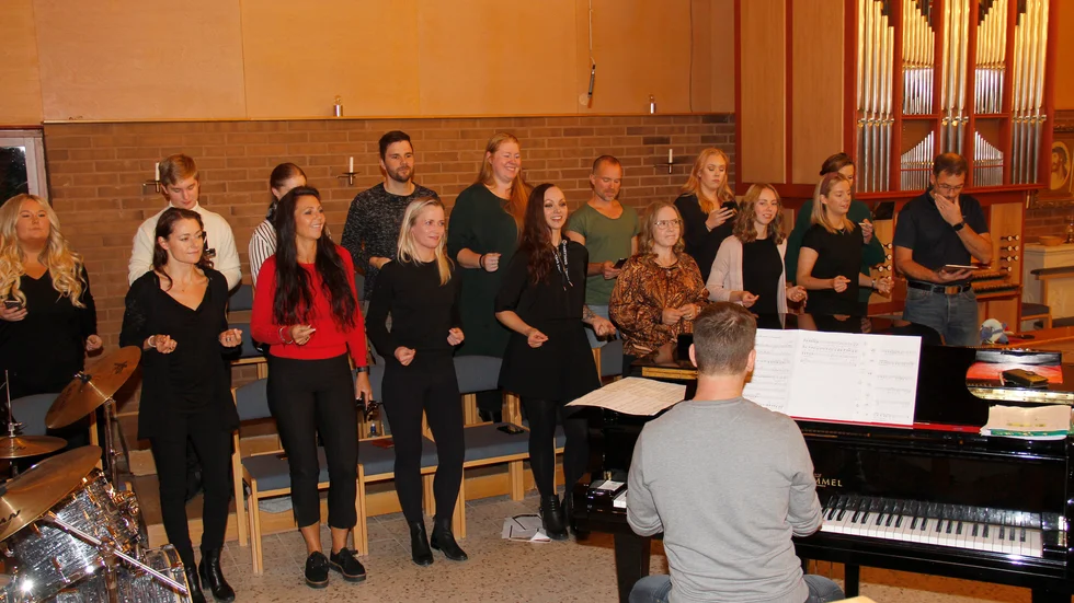 Ingen koreografi men "lite knäpp och klapp" lovar Marcus Dannvik och Återsken att kommer att ingå i deras julkonsert i Joar Blå 7-8 december.
