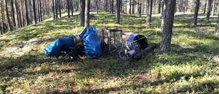 Tvingades rensa bort dumpat bråte i skogen